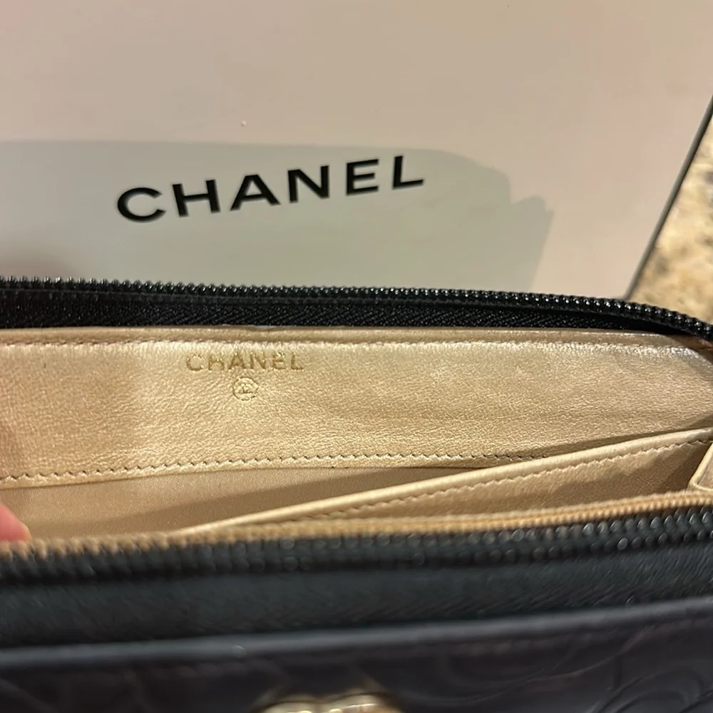 CHANEL Black leather Floral Camellia Embossed Wallet CC Gold Logo